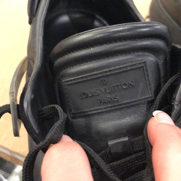 Authentic Louis Vuitton fits like a size 9 men - Picture 2 of 9